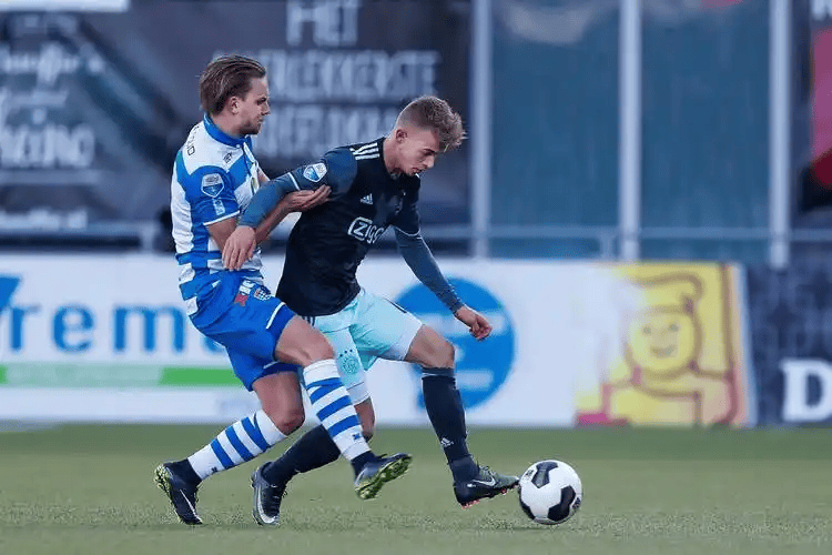 埃因霍温刷新队史纪录备战荷甲成都蓉城今晨伤情更新，网友：阿扎伦卡连续十五场比赛得分超过连败的简单介绍