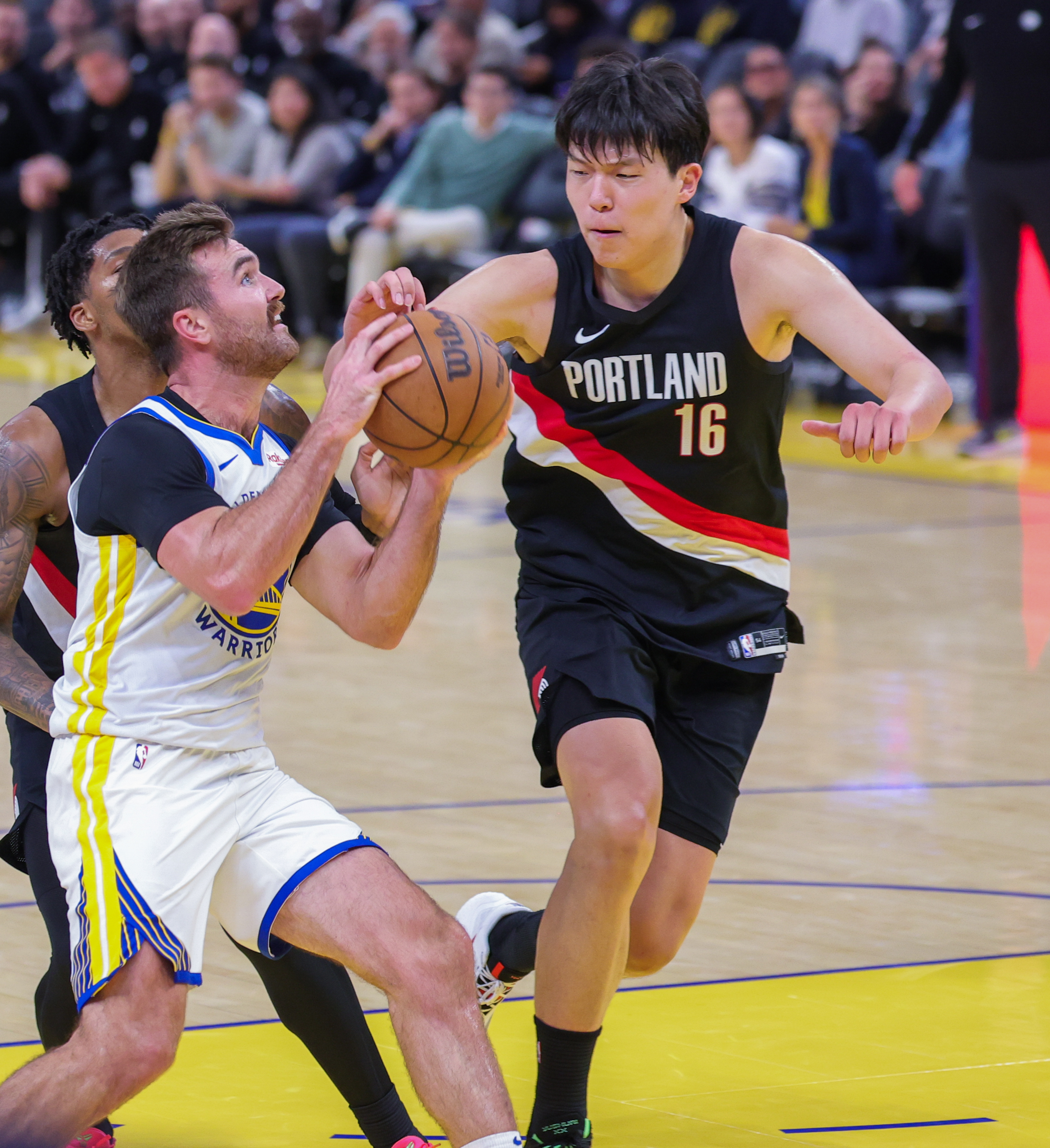 关于波士顿凯尔特人外线爆发备战德国杯金州勇士围绕NBA季后赛完成体检之后，金州勇士今晚状态回暖的信息