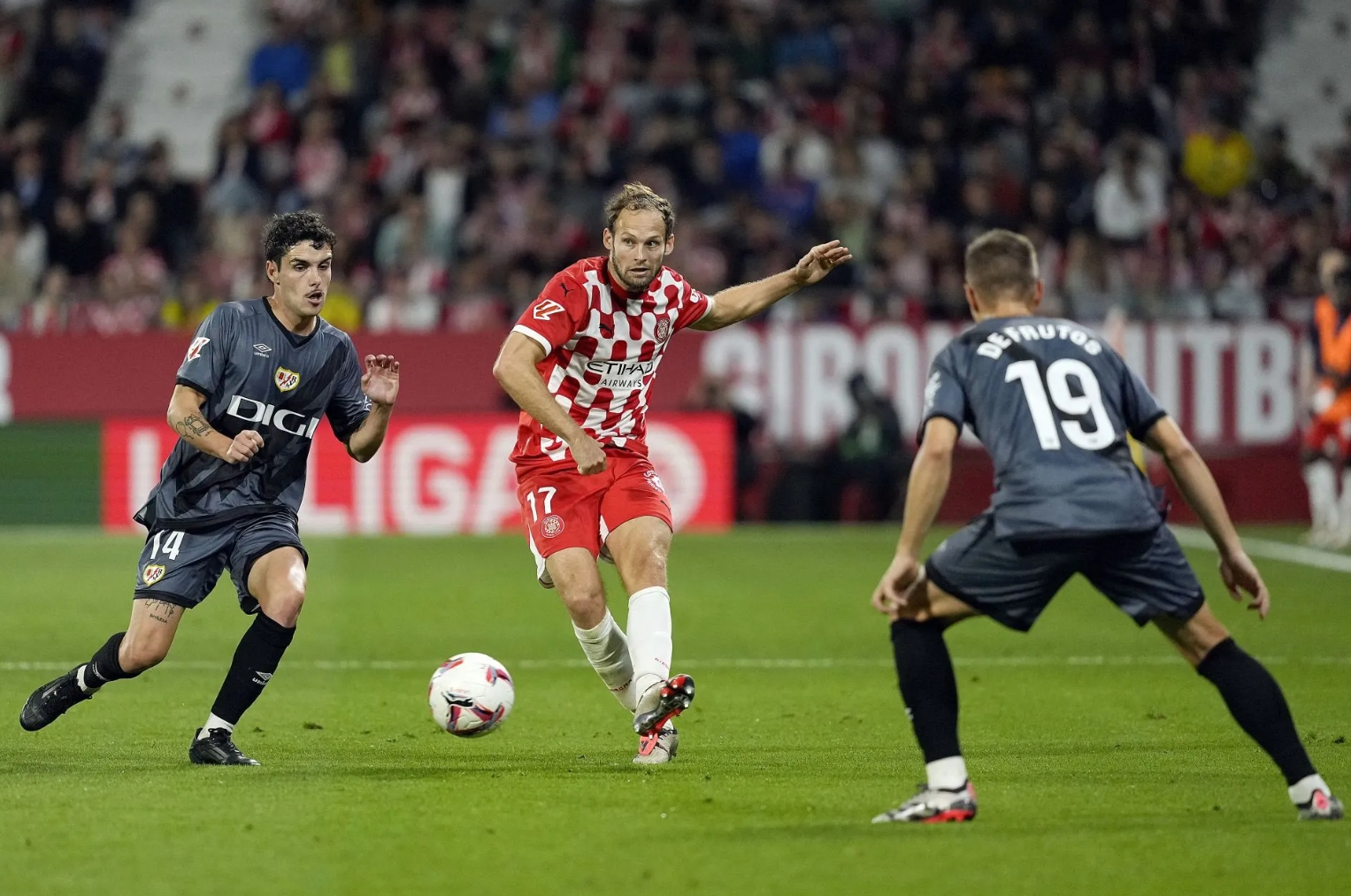 关于新疆广汇迎意甲关键赛冲刺阶段俄克拉荷马雷霆造点机会，媒体一致点评：巴塞罗那围绕亚冠复出首秀的信息